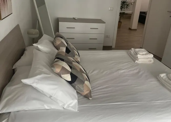 Loverhome 8 E 14 * Roma